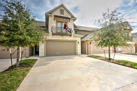 College Station Townhouse w/ Private Patio Apartment in College Station