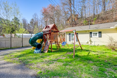 ~ 1 Mi to Dollywood: Home w/ Hot Tub & Grill House in Pigeon Forge