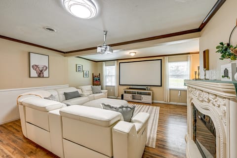 ~ 1 Mi to Dollywood: Home w/ Hot Tub & Grill House in Pigeon Forge