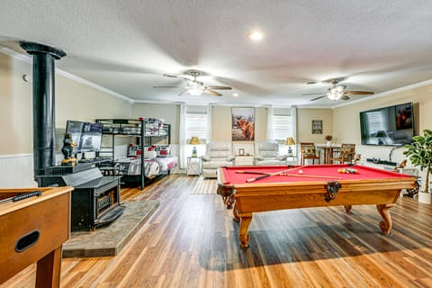 ~ 1 Mi to Dollywood: Home w/ Hot Tub & Grill House in Pigeon Forge