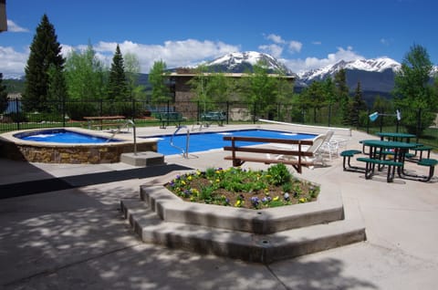 Mtn-View Condo w/ Hot Tub Access in Dillon! Apartment in Dillon