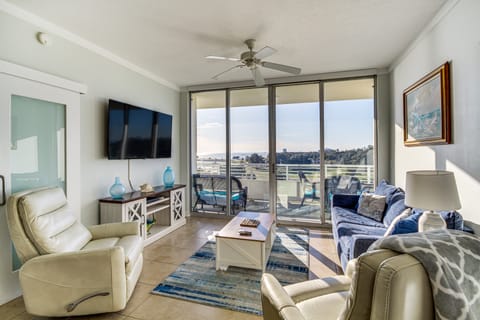 Beachside Biloxi Club Condo: Balcony w/ Ocean View Apartment in Biloxi