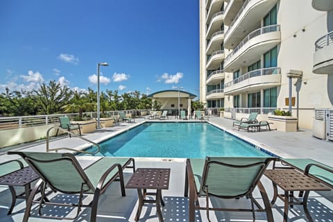 Beachside Biloxi Club Condo: Balcony w/ Ocean View Apartment in Biloxi