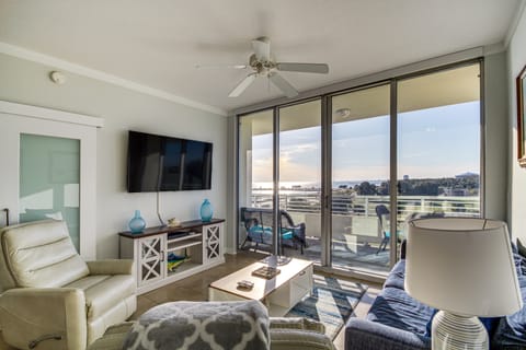 Beachside Biloxi Club Condo: Balcony w/ Ocean View Apartment in Biloxi