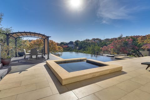 Chic Villa w/ Infinity Pool: 10 Mi to Downtown! House in Lake Austin