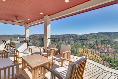 Chic Villa w/ Infinity Pool: 10 Mi to Downtown! House in Lake Austin