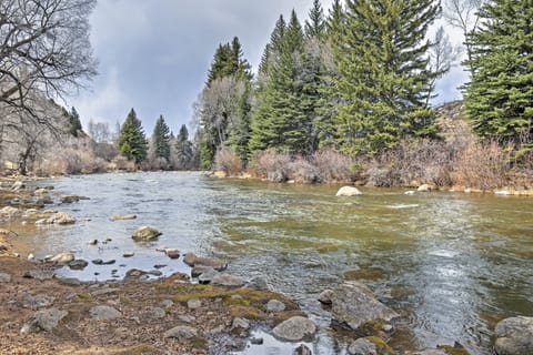 Cozy Avon Retreat w/ Private Deck & Pool Access! Apartment in Avon