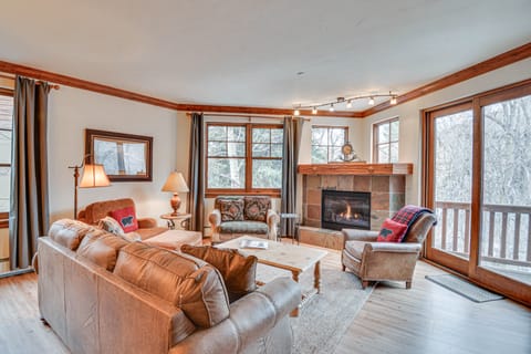 Cozy Avon Retreat w/ Private Deck & Pool Access! Apartment in Avon