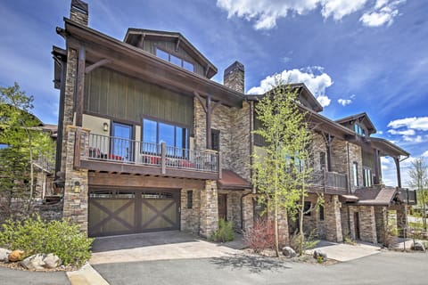 Lavish Fraser Townhome with Deck & Mountain Views! Apartment in Fraser