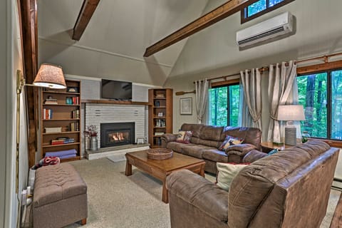 Pocono Lake House Near Skiing & Kalahari Resort! House in Coolbaugh Township