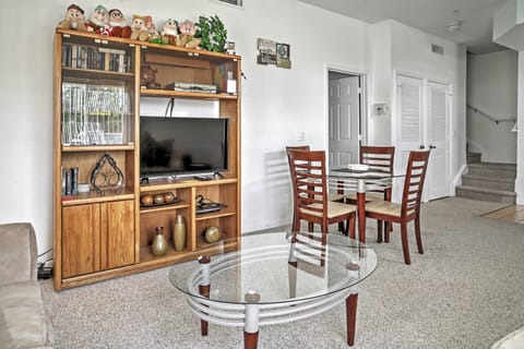 Townhome w/ Resort Perks, Near Disney & Universal! Apartment in Kissimmee