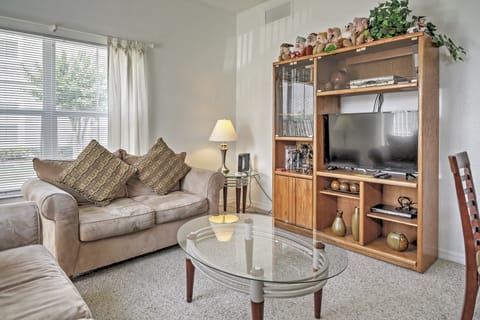 Townhome w/ Resort Perks, Near Disney & Universal! Apartment in Kissimmee