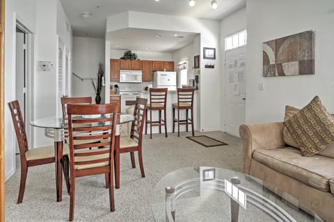 Townhome w/ Resort Perks, Near Disney & Universal! Apartment in Kissimmee