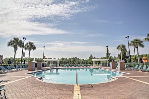 Townhome w/ Resort Perks, Near Disney & Universal! Apartment in Kissimmee