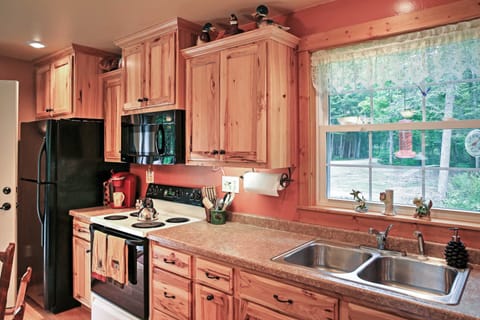 Secluded Birnamwood Cottage w/ Deck & River Views! Cottage in Wisconsin