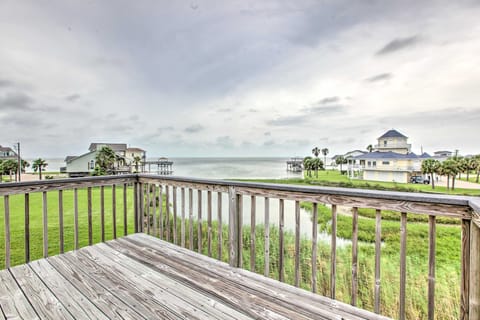 < 1 Mi to Beach! Waterfront Galveston Bay Retreat House in Galveston Island