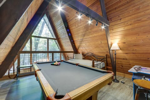 Cabin w/ Hot Tub: 2 Mi to Downtown Gatlinburg! House in Gatlinburg