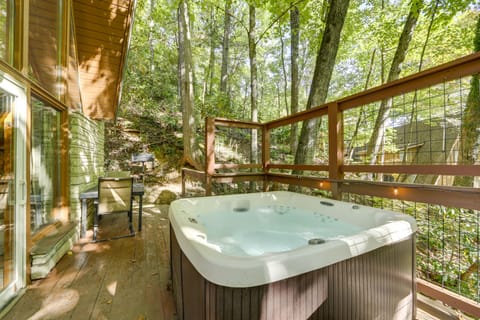 Cabin w/ Hot Tub: 2 Mi to Downtown Gatlinburg! House in Gatlinburg