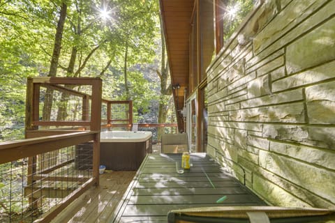 Cabin w/ Hot Tub: 2 Mi to Downtown Gatlinburg! House in Gatlinburg