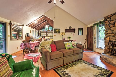 Creekside Cottage: Blue Ridge Mountain Escape! Cottage in Upper Hominy