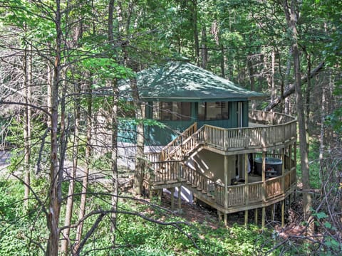 Unique Gatlinburg Cabin: Decks, Hot Tub, Fire Pit House in Gatlinburg