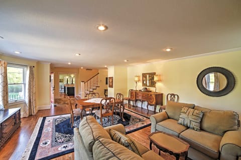 Spacious & Stunning Cleveland Getaway on 1 Acre House in Cleveland