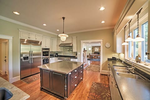 Spacious & Stunning Cleveland Getaway on 1 Acre House in Cleveland