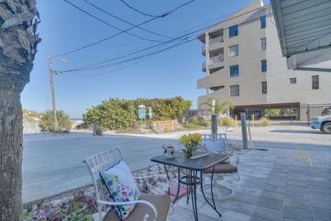 Breezy ‘White Sands House’ Steps to Gulf Shore! House in Clearwater Beach