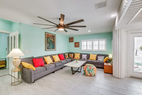 Breezy ‘White Sands House’ Steps to Gulf Shore! House in Clearwater Beach