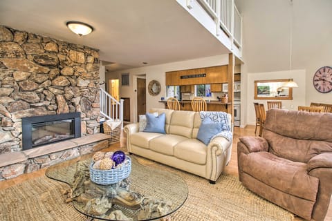 Spacious Redwood Retreat w/ Hidden Hot Tub House in Mendocino County