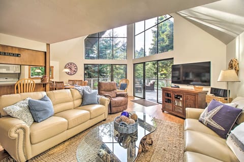 Spacious Redwood Retreat w/ Hidden Hot Tub House in Mendocino County