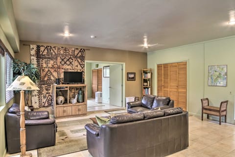 Tropical Volcano Bungalow < 4 Mi to Nat'l Park! House in Volcano