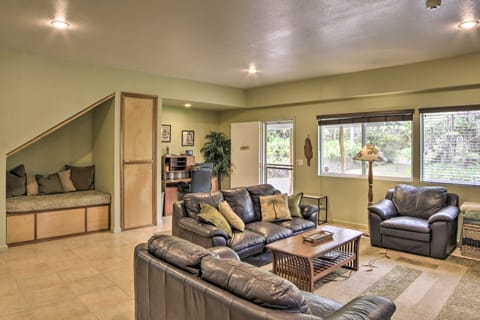 Tropical Volcano Bungalow < 4 Mi to Nat'l Park! House in Volcano