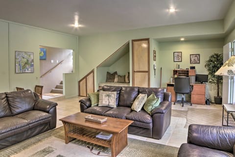 Tropical Volcano Bungalow < 4 Mi to Nat'l Park! House in Volcano