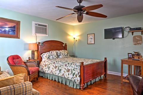 'Paradise Cove' Cabin w/ Boathouse & Dock House in Guntersville Lake