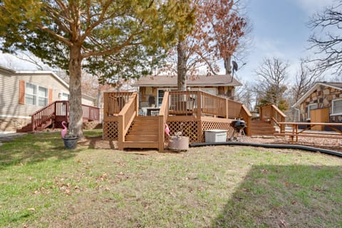 Cozy Camdenton Cottage w/ Deck + Boat Dock Access! Apartment in Lake of the Ozarks