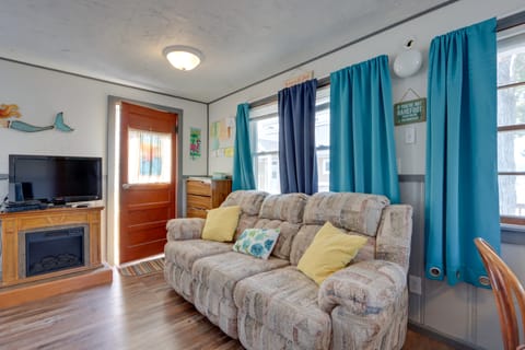 Cozy Camdenton Cottage w/ Deck + Boat Dock Access! Apartment in Lake of the Ozarks