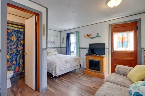 Cozy Camdenton Cottage w/ Deck + Boat Dock Access! Apartment in Lake of the Ozarks