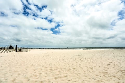 Gulf Shores Family Home w/ Deck, Walk to Beach! House in Alabama