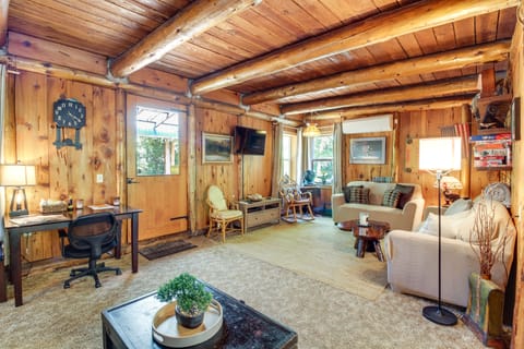 Hike to the Coast! Log Cabin on 5 Acres in Bandon House in Oregon