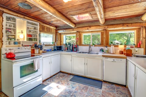 Hike to the Coast! Log Cabin on 5 Acres in Bandon House in Oregon