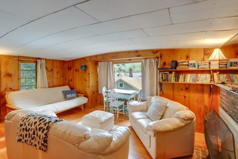 Rustic Berkshires Cottage at Lake Buel w/ Kayaks! Cottage in Lake Buel