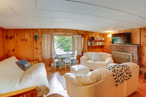 Rustic Berkshires Cottage at Lake Buel w/ Kayaks! Cottage in Lake Buel