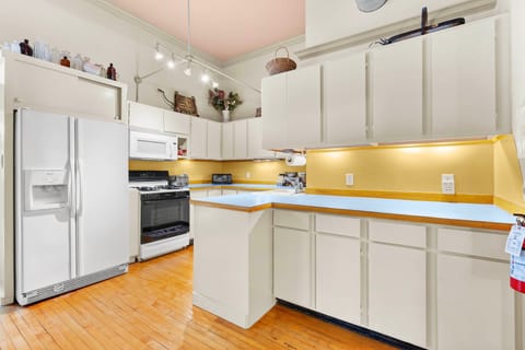 Charming Saugatuck Condo w/ Private Deck + Grill! Apartment in Saugatuck