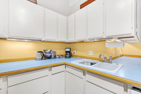 Charming Saugatuck Condo w/ Private Deck + Grill! Apartment in Saugatuck