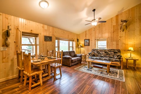 Cabin by the River: Visited by Treehouse Masters! House in Iowa