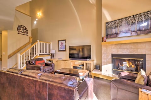 Walk to Lifts! Chimney Ridge Townhome w/ Hot Tub Apartment in Breckenridge