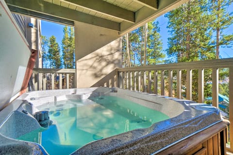 Walk to Lifts! Chimney Ridge Townhome w/ Hot Tub Apartment in Breckenridge