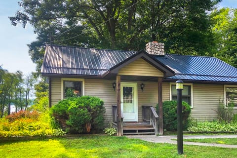 Custom-Built Lakefront Cottage w/ Spacious Yard! Cottage in Lake Erie