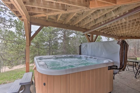 Black Hills Hideaway w/ Wraparound Deck & Hot Tub! House in North Lawrence
